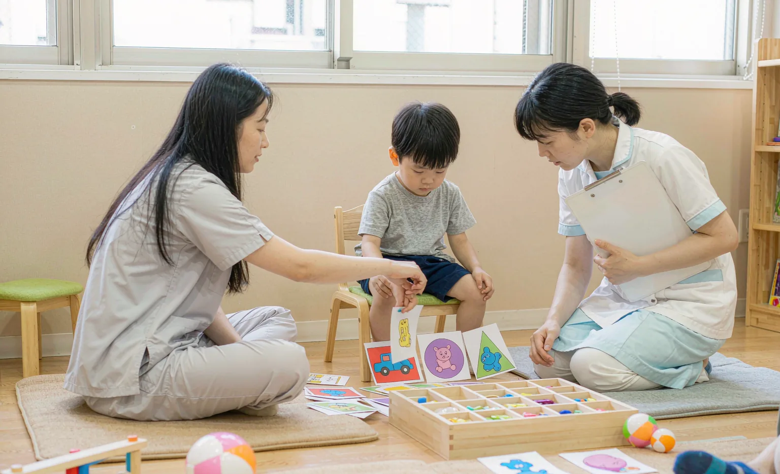 孤独症儿童亲子康复训练现场