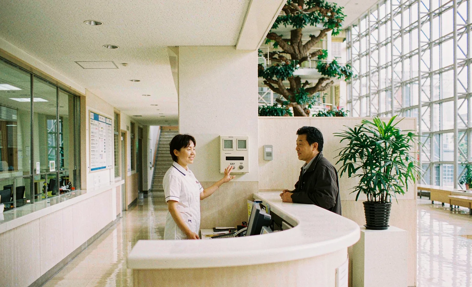 医院导诊台指引患者查看科室分布
