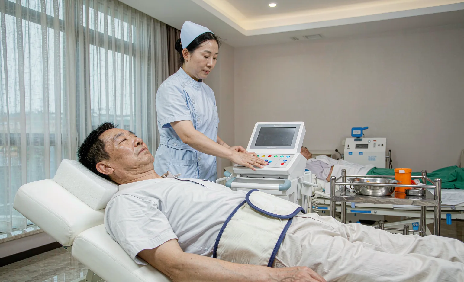 理疗室为患者做腰椎牵引治疗
